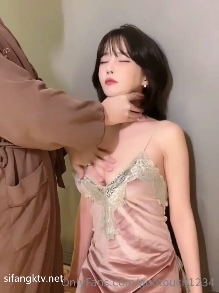 最新的情侣交换【双飞男女】两个小少妇的难忘一夜，酒店开房，互换伴侣，轮流换着玩，淫乱场景看了秒
